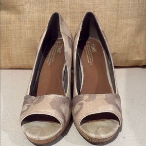 TOMS Women's Beige Camouflage Wedges 9